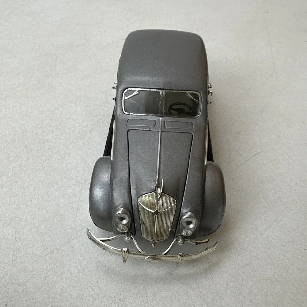 Signature Models 1936 Chrysler Airflow Silver 1:32 Scale Diecast